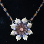 Verkocht Ketting Bloem Roze € 25,00